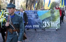 Фото 2: Найбільшого лева Львова одягнули у національний стяг, а студенти пройшли ходою до Янівського кладовища — Львів відзначає 101-шу річницю створення ЗУНР