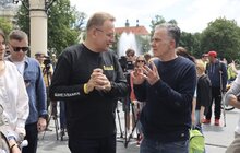 Фото 10: Символ підтримки України: майже шестиметрова скульптура триматиме Львівську оперу все літо (відео)