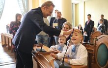 Фото 1: Мер Львова вручив ордери на квартири 45 сім’ям