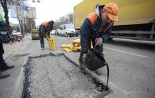Фото 12: У всіх районах міста проводять робити з ліквідації ям на дорогах з використанням холодного асфальту