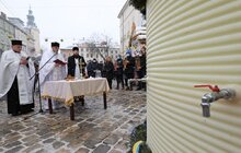 Фото 6: У Львові на пл. Ринок освятили воду, тож львів'яни упродовж дня можуть прийти і набрати її