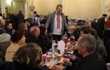 Фото 15: Для потребуючих у Львові організували святковий різдвяний обід