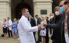 Фото 1: Медичні працівники одягнули левів перед мерією Львова у вишиванки