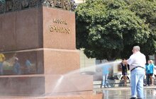 Фото 3: В центрі міста помиють 6 пам’ятників