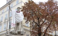 Фото 4: Скульптури на площі Ринок одягнули у вишиванки