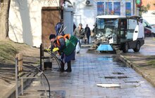 Фото 13: Комунальні служби продовжують дезінфікувати місто: миють вулиці, тротуари, зупинки транспорту, сходові клітки будинків