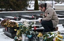Фото 4: Вифлеємський вогонь миру першими отримали рідні полеглих захисників України на Личаківському цвинтарі