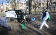 Фото 14: Комунальні служби продовжують дезінфікувати місто: миють вулиці, тротуари, зупинки транспорту, сходові клітки будинків