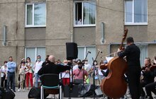 Фото 13: Сьогодні у Львові святкують День музики і День медика: на стіні лікарні швидкої медичної допомоги з виступом октету відкрили символічний мурал