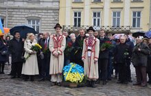 Фото 1: З нагоди 80-річчя від дня народження В. Чорновола до пам’ятника поклали квіти