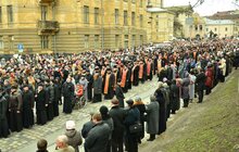 Фото 10: У Львові тисячі людей спільно молились під час Хресної ходи