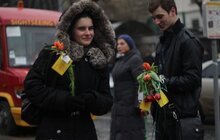 Фото 3: В центрі міста вчора львів’янкам дарували тюльпани та вітали з початком весни