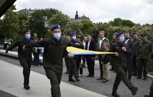 Фото 3: Віталій Марків підняв національний стяг на Меморіалі Героїв Небесної Сотні