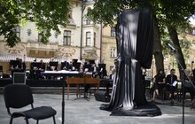 Фото 1: На площі Маланюка урочисто відкрили скульптуру Франца Ксавера Моцарта