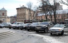 Фото 12: У Львові закликають водіїв не паркувати автомобілі у не відведених для цього місцях