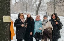Фото 4: У парку біля Порохової вежі потребуючі можуть взяти собі теплий одяг