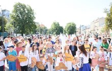 Фото 4: Львів відзначає День Конституції: у центрі міста склали з пазлів карту України