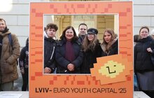 Фото 3: На честь титулу Молодіжної столиці Європи перед Львівською ратушею встановили символічну інсталяцію (відео)