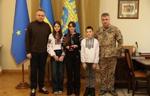 Фото 10: Дев’ятьом родинам полеглих захисників у мерії Львова вручили державні нагороди
