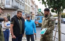 Фото 17: 41 нове дерево висаджують у центральній частині Львова: завдяки спонсорам зможуть закупити 50 дронів