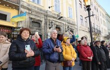 Фото 1: У Львові над вежею Ратуші урочисто підняли національний прапор (відео)