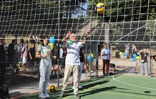 Фото 10: У Львові відкрили волейбольно-баскетбольний майданчик, який профінансували іноземні благодійники (відео)