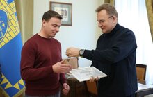 Фото 1: П'ятеро дітей, які зростали без батьків, отримали від міста квартири (фото/відео)