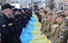 Фото 1: На площі Ринок розгорнули найбільший у Львові прапор України до Дня Державного Гімну (фото/відео)