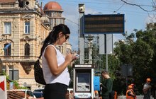 Фото 2: Зупинку на пл. Соборній роблять доступною: трамваї №3 та №8 тимчасово змінили кінцеву зупинку (відео)