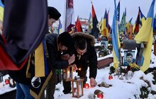 Фото 20: Вифлеємський вогонь миру першими отримали рідні полеглих захисників України на Личаківському цвинтарі