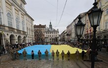 Фото 2: Сотні львів’ян у центрі міста урочисто заспівали Гімн України (відео)