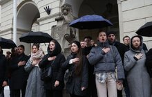 Фото 4: Сотні львів’ян у центрі міста урочисто заспівали Гімн України (відео)