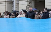 Фото 10: Сотні львів’ян у центрі міста урочисто заспівали Гімн України (відео)