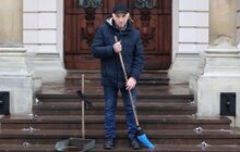 Фото 2: Найкращий двірник Львова повернувся з мандрівки Європою: саме таким був приз за титул найкращого двірника року (відео)