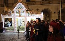 Фото 1: На площі Ринок відкрили міську різдвяну шопку (фото/відео)