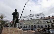 Фото 5: Пошкоджений російським «шахедом» корпус університету в Дублянах накривають тимчасовим куполом (відео)