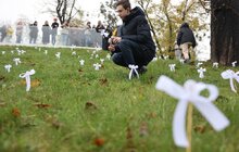 Фото 5: Ангели пам'яті: школярі принесли на Меморіал Героїв Небесної Сотні саморобних ангеликів (відео)