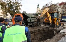 Фото 4: Ліквідація пориву на магістральному водопроводі на пр. Свободи триватиме до кінця дня: працюють водовозки