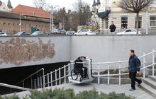 Фото 14: У центрі Львова, у підземному переході, встановили два електричні підйомники