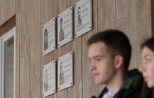 Фото 9: На фасаді львівської школи відкрили одразу 5 меморіальних таблиць пам'яті загиблих захисників України (відео)