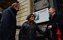 Фото 5: На фасадах львівських будинків встановили три інформаційні таблиці юристам-міжнародникам