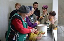 Фото 7: Для львівських бездомних влаштували благодійну вечерю
