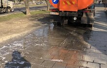 Фото 60: Комунальні служби дезінфікують місто: миють вулиці, тротуари, зупинки транспорту, сходові клітки будинків