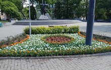 Фото 3: Біля пам’ятника С. Бандері облаштували квіткові клумби