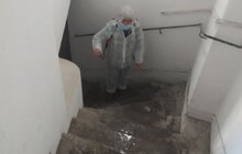 Фото 3: Комунальні служби щоденно проводять дезінфекцію у житлових будинках