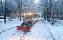 Фото 2: Для забезпечення проїзду по місту, зранку працювало 54 одиниці снігоочисної техніки