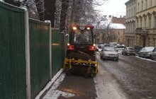 Фото 52: На вулицях Львова працює більше 50 одиниць снігоприбиральної техніки