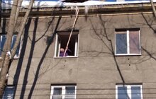 Фото 1: Снігоприбиральна техніка працює на вулицях міста: чистять вулиці від снігу і ліквідовують нависання бурульок