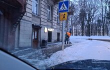 Фото 47: Для посипання доріг від ожеледиці минулої доби використано 527 м3 піскосуміші та 186 м3 солі