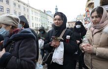 Фото 4: Впродовж дня охочі можуть набрати свяченої води з резервуару на площі Ринок